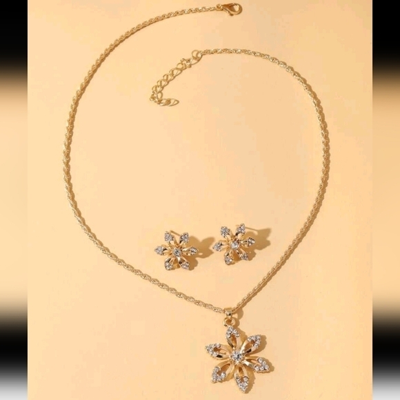 Gold Flower Rhinestone Necklace & Earring Set Quiet Luxury Statement Jewelry - Picture 13 of 14
